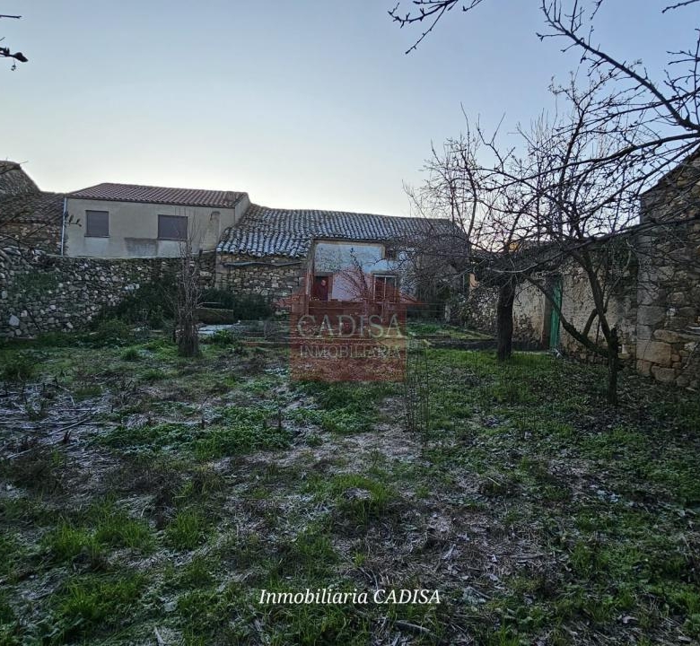 AMPLIA CASA EN HINOJOSA DE DUERO. REF 4134