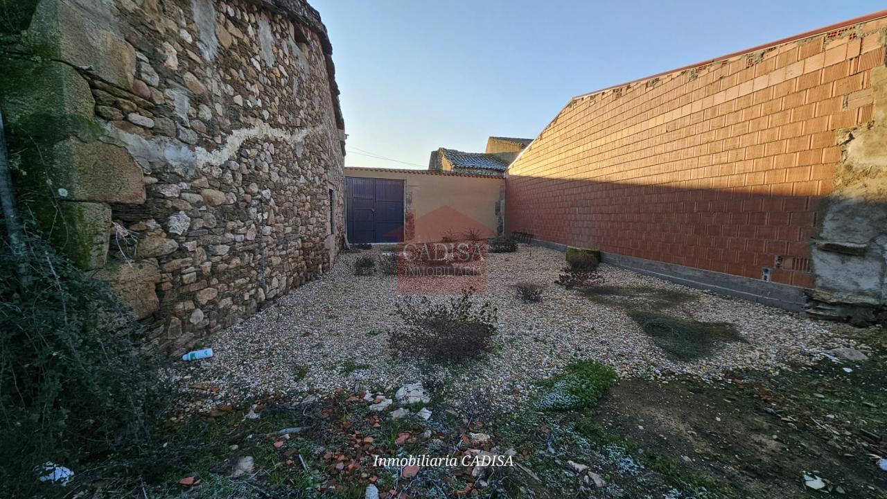 AMPLIA CASA EN HINOJOSA DE DUERO. REF 4134