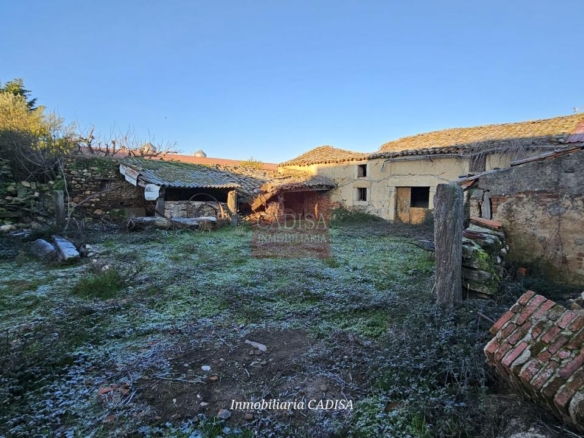 AMPLIA CASA EN HINOJOSA DE DUERO. REF 4134