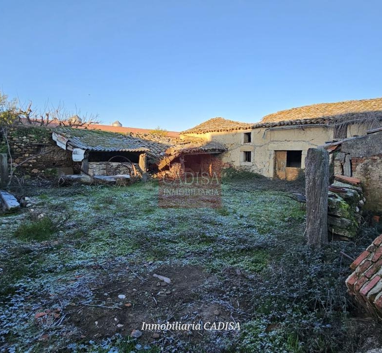 AMPLIA CASA EN HINOJOSA DE DUERO. REF 4134