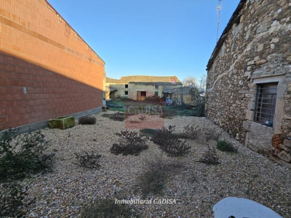 AMPLIA CASA EN HINOJOSA DE DUERO. REF 4134