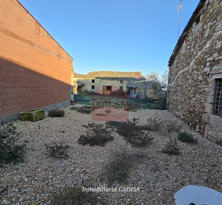 AMPLIA CASA EN HINOJOSA DE DUERO. REF 4134
