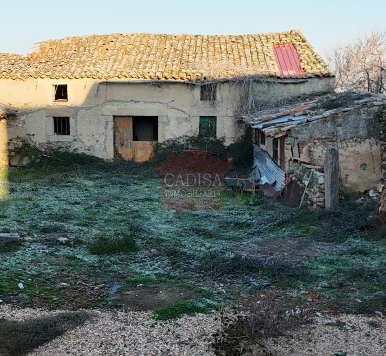 AMPLIA CASA EN HINOJOSA DE DUERO. REF 4134