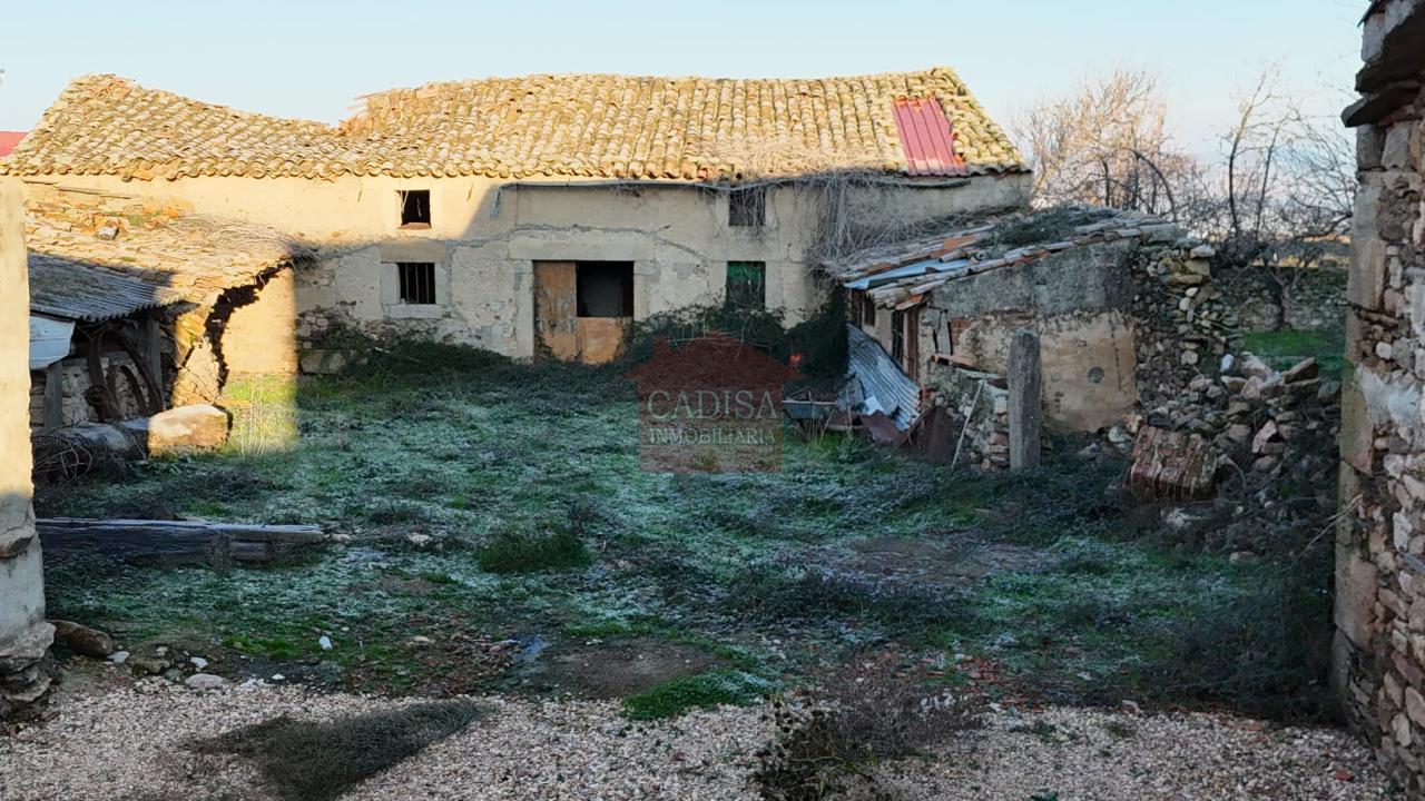 AMPLIA CASA EN HINOJOSA DE DUERO. REF 4134