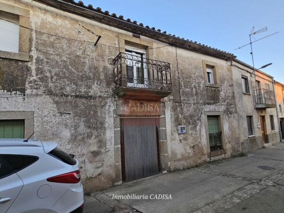 AMPLIA CASA EN HINOJOSA DE DUERO. REF 4134