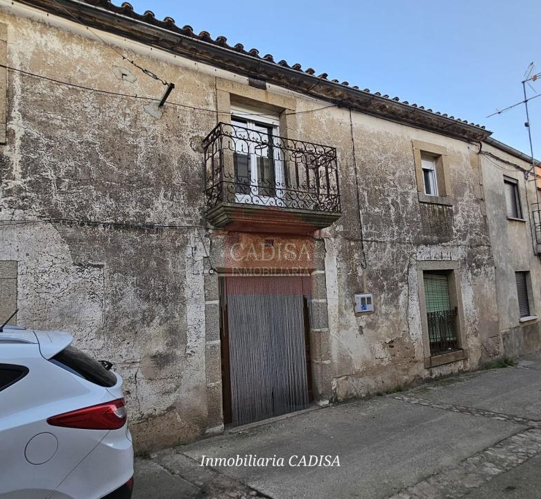 AMPLIA CASA EN HINOJOSA DE DUERO. REF 4134