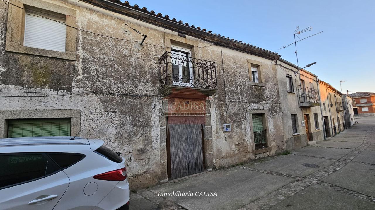 AMPLIA CASA EN HINOJOSA DE DUERO. REF 4134