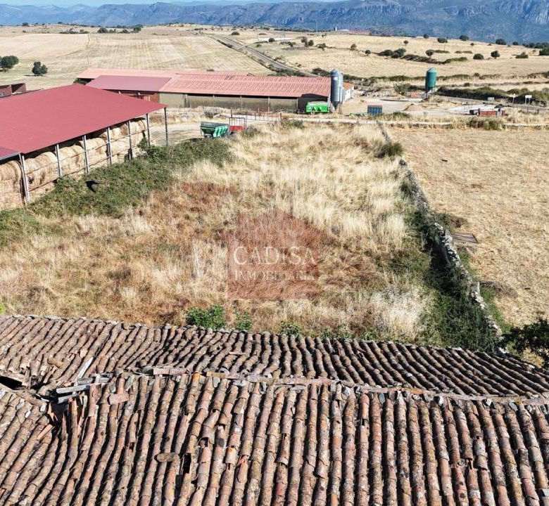 AMPLIA CASA EN HINOJOSA DE DUERO. REF 4134
